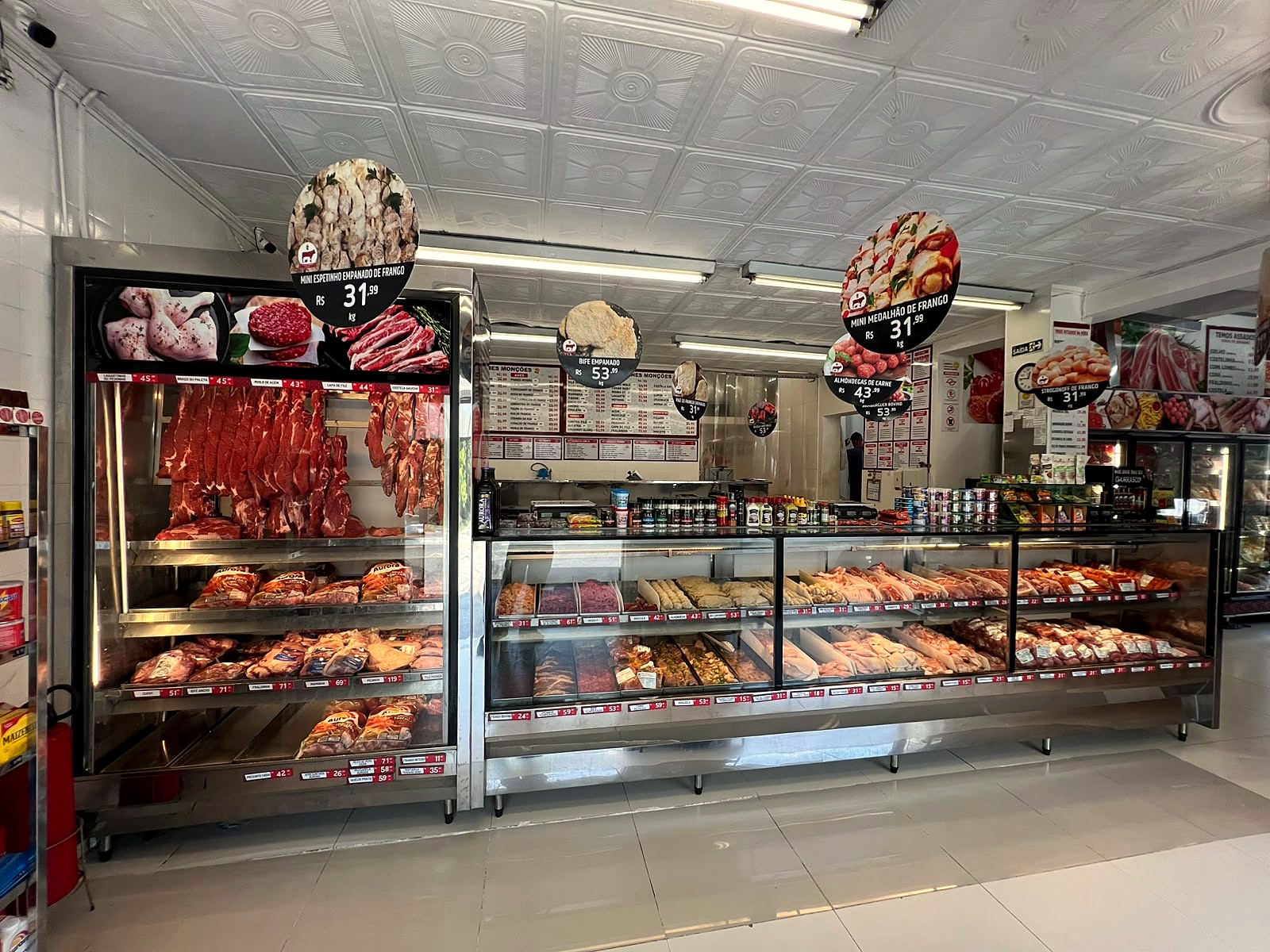 Balcão de carnes do Center Carnes Monções hoje